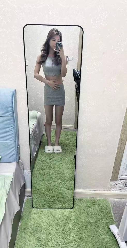 身材相当的优秀，一边上手一边啃