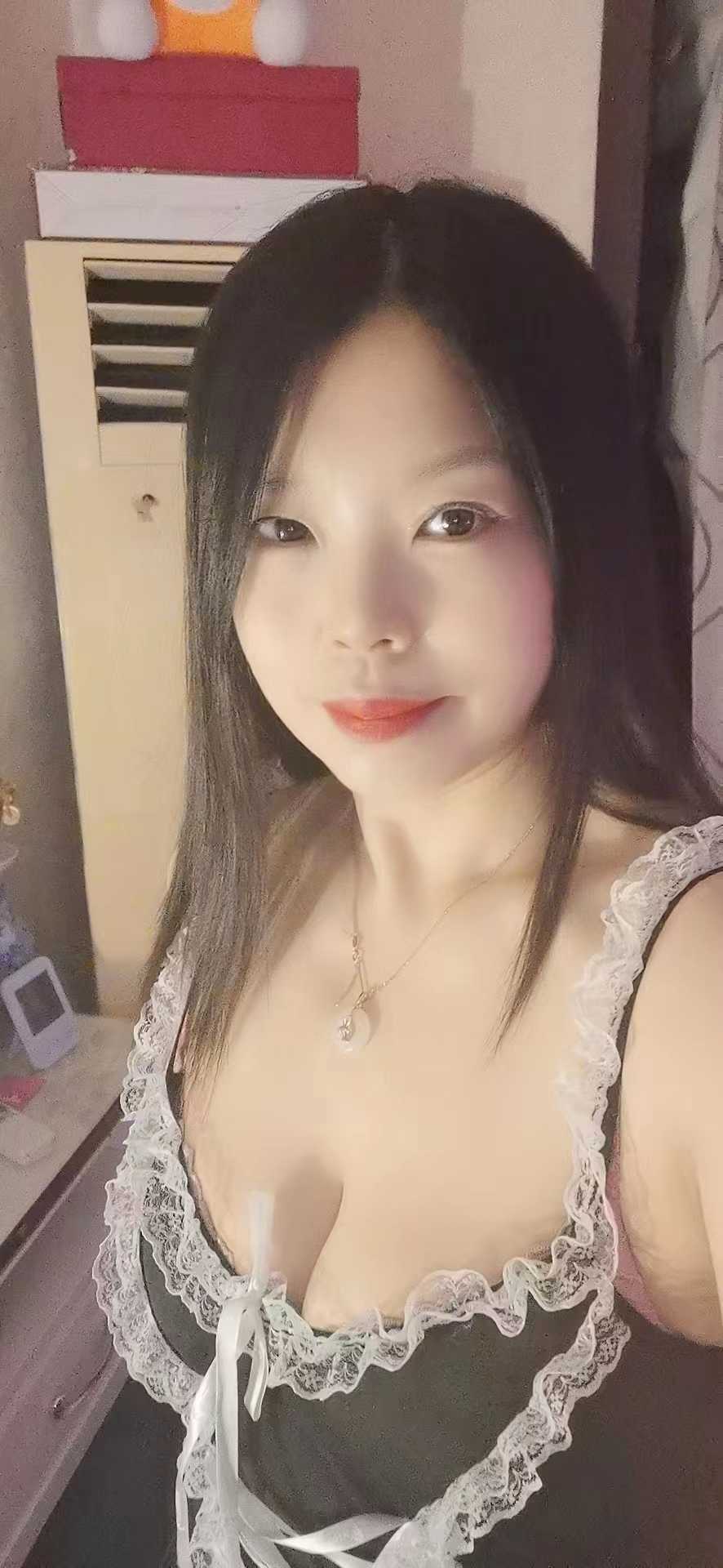 kh不错，奶子也大，水很多