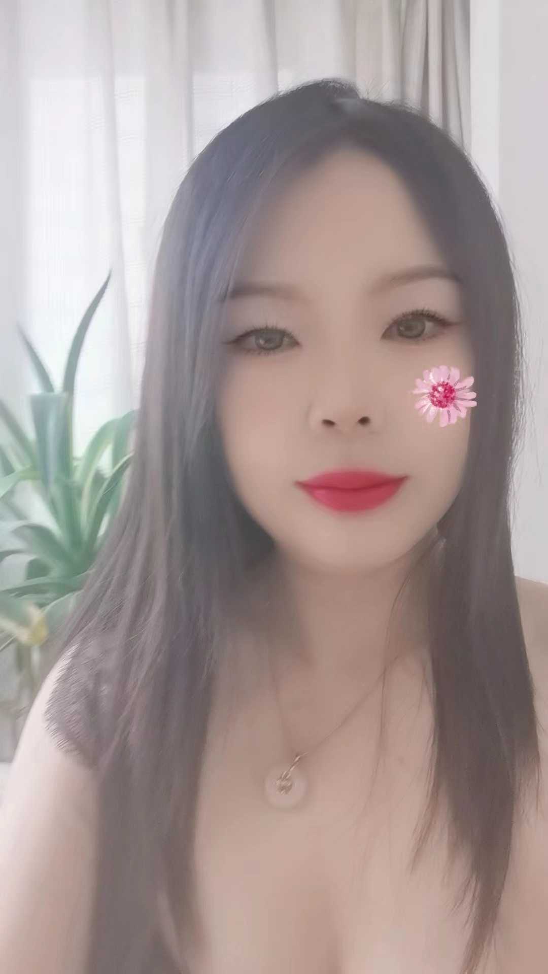 kh不错，奶子也大，水很多