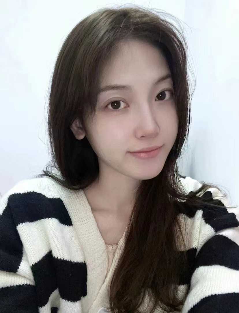 眉清目秀，笑起来也是甜甜的感觉