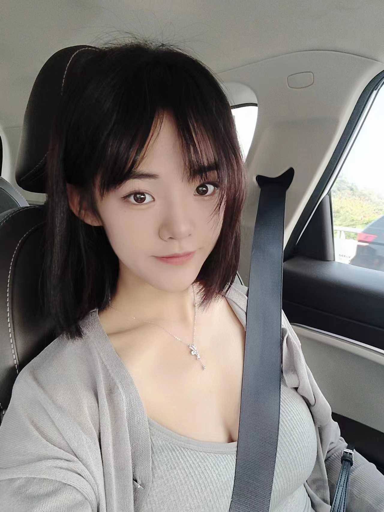 皮肤真的很好，胸上手的感觉超级好