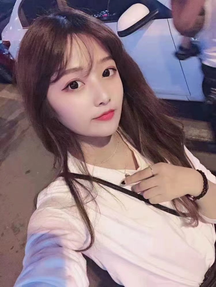 华阳的一个白皙妹