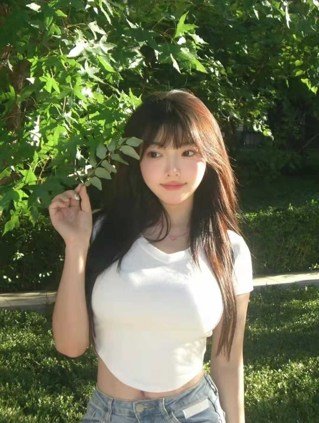 丰满诱人的年轻小妹