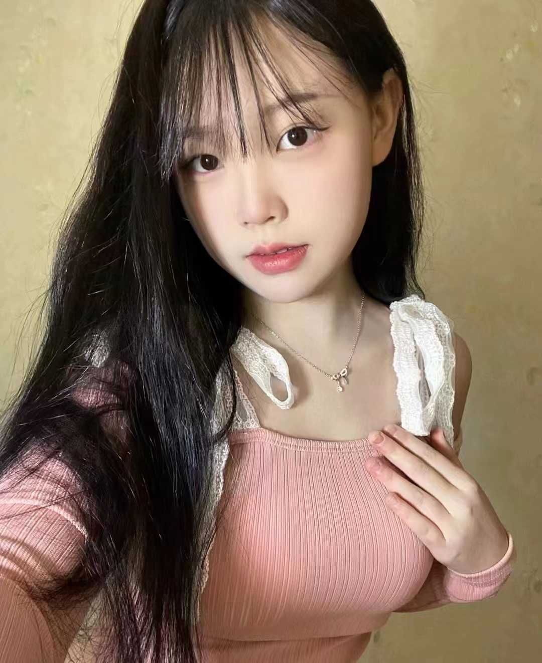 胸大b紧。姿势都很配合