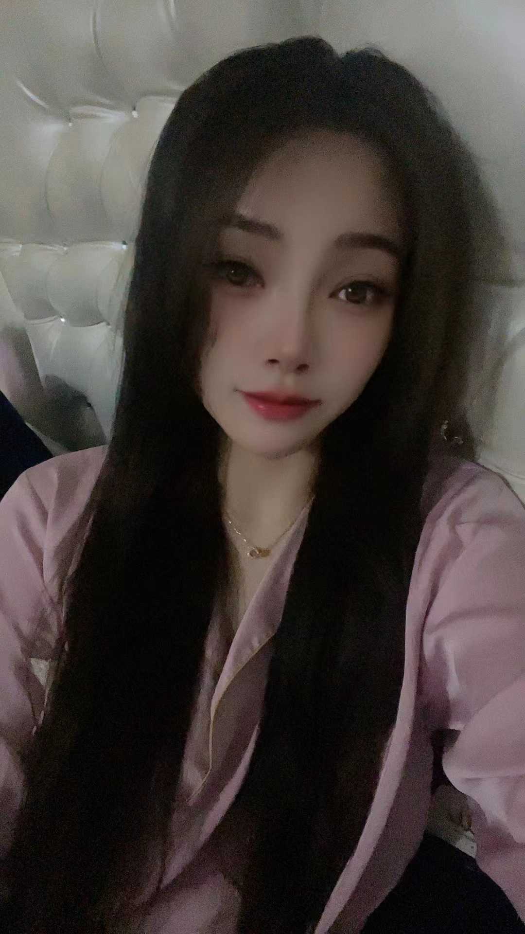 b粉嫩紧致的年轻小妹