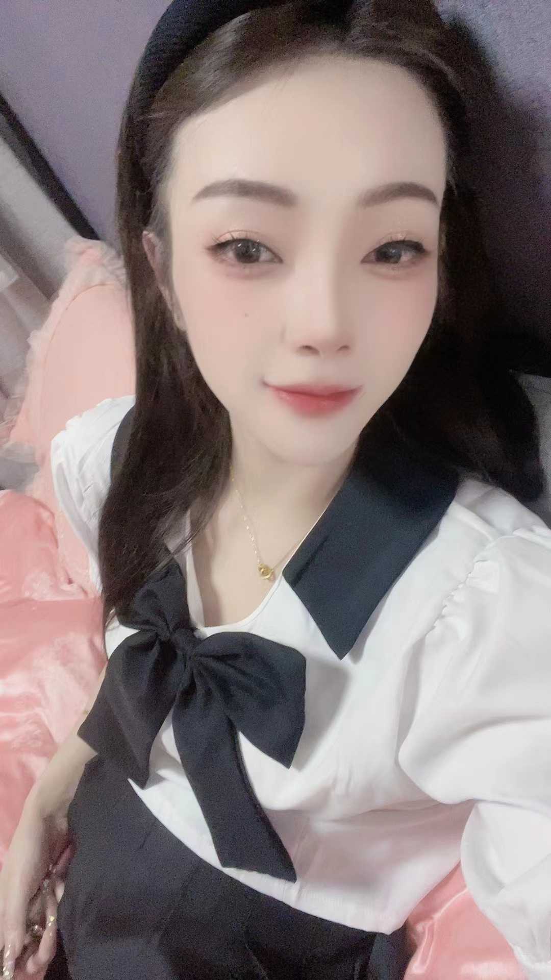 b粉嫩紧致的年轻小妹