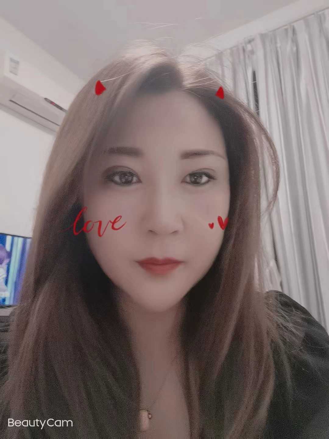 一边干一边吃大奶，爽的不行