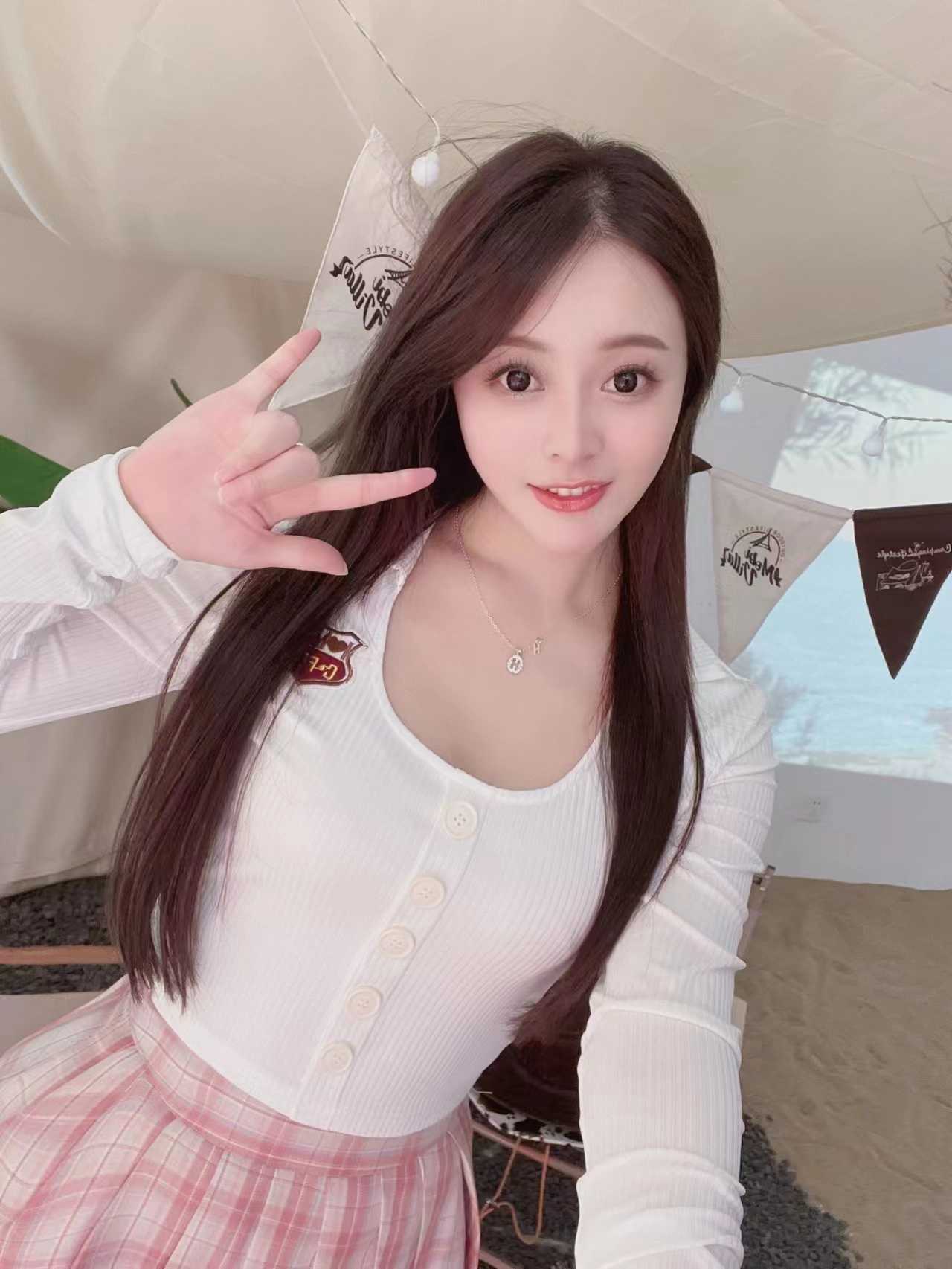 高挑美女，姿势随意