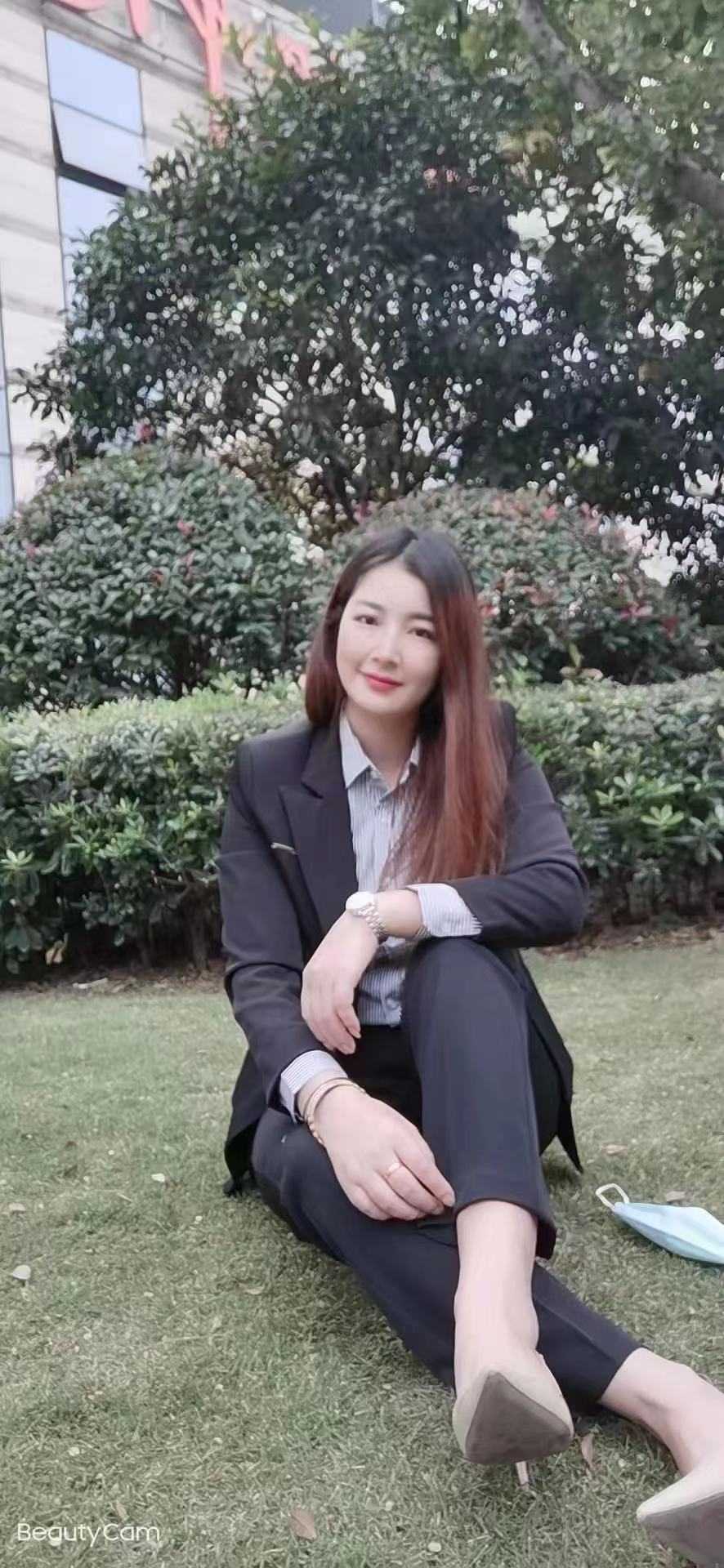 颜值高有气质，胸大b紧