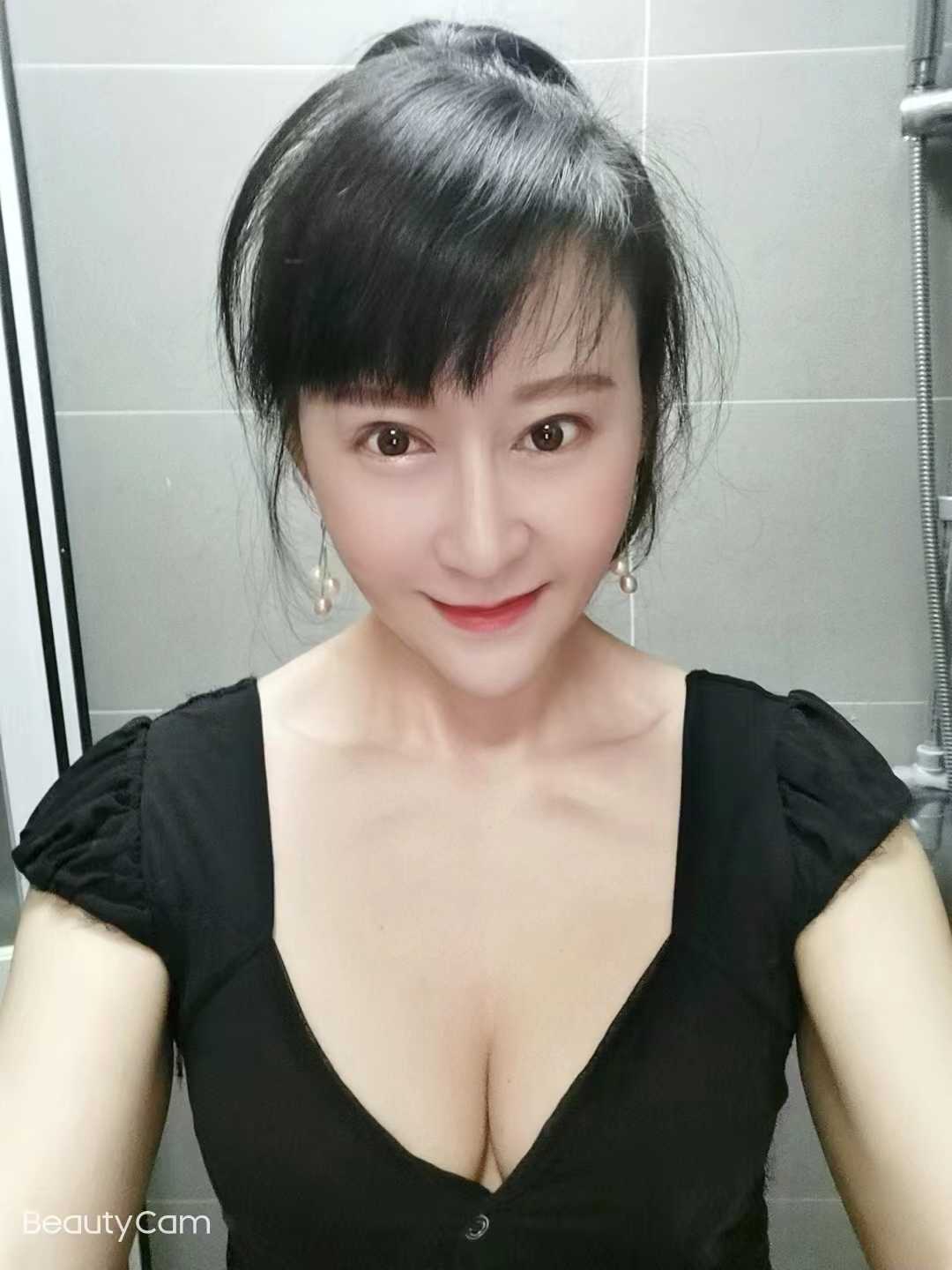 韵味十足的美少妇