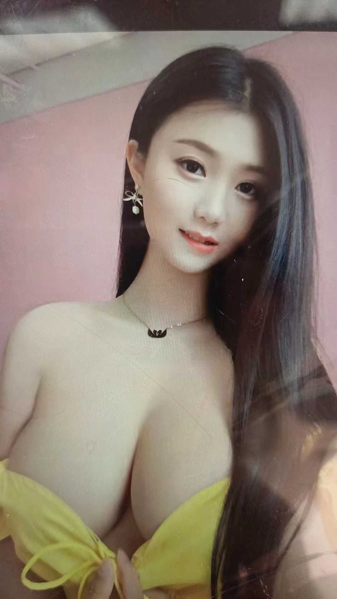 颜值高有气质，胸大b紧