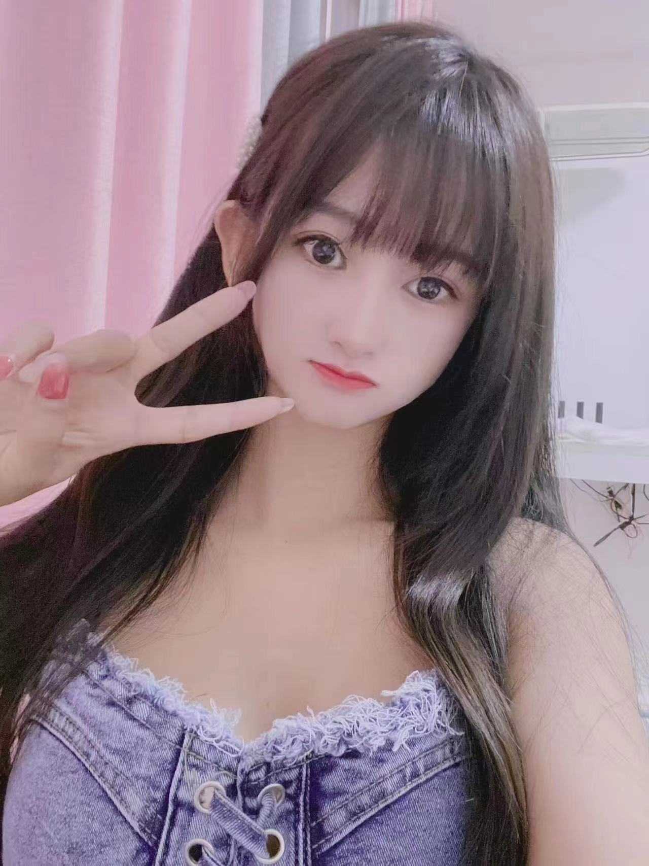 眼睛很大，而且配合很到位