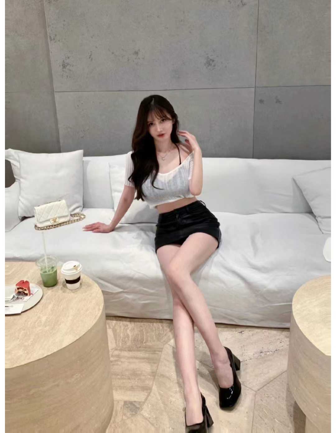 姿势随意，主动配合