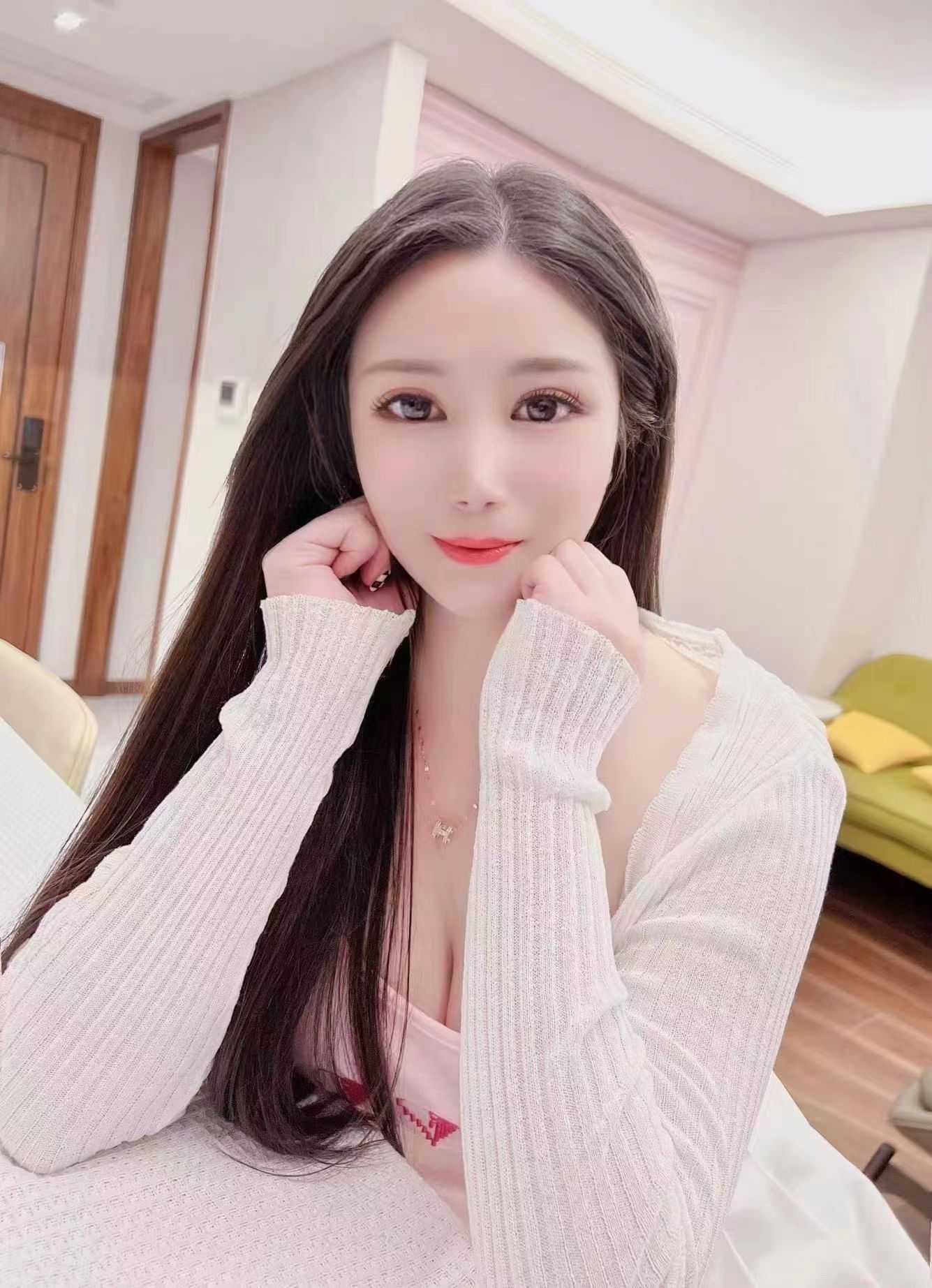 胸大屁股翘，服务一流