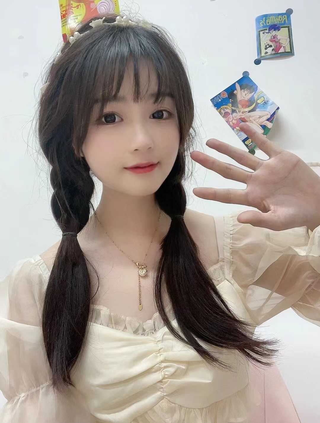 进门妹子很主动，助兴勾引