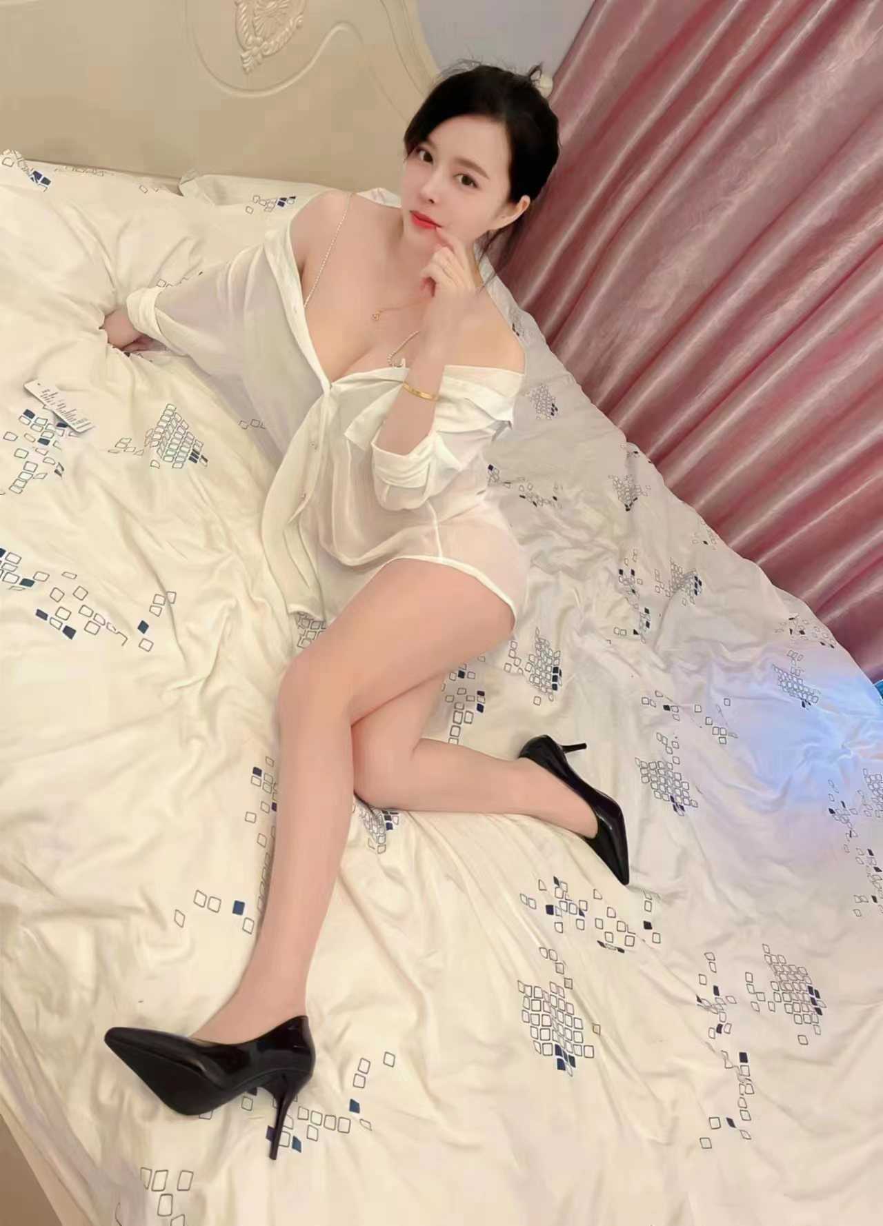 白皙，态度好。 深~hou一绝