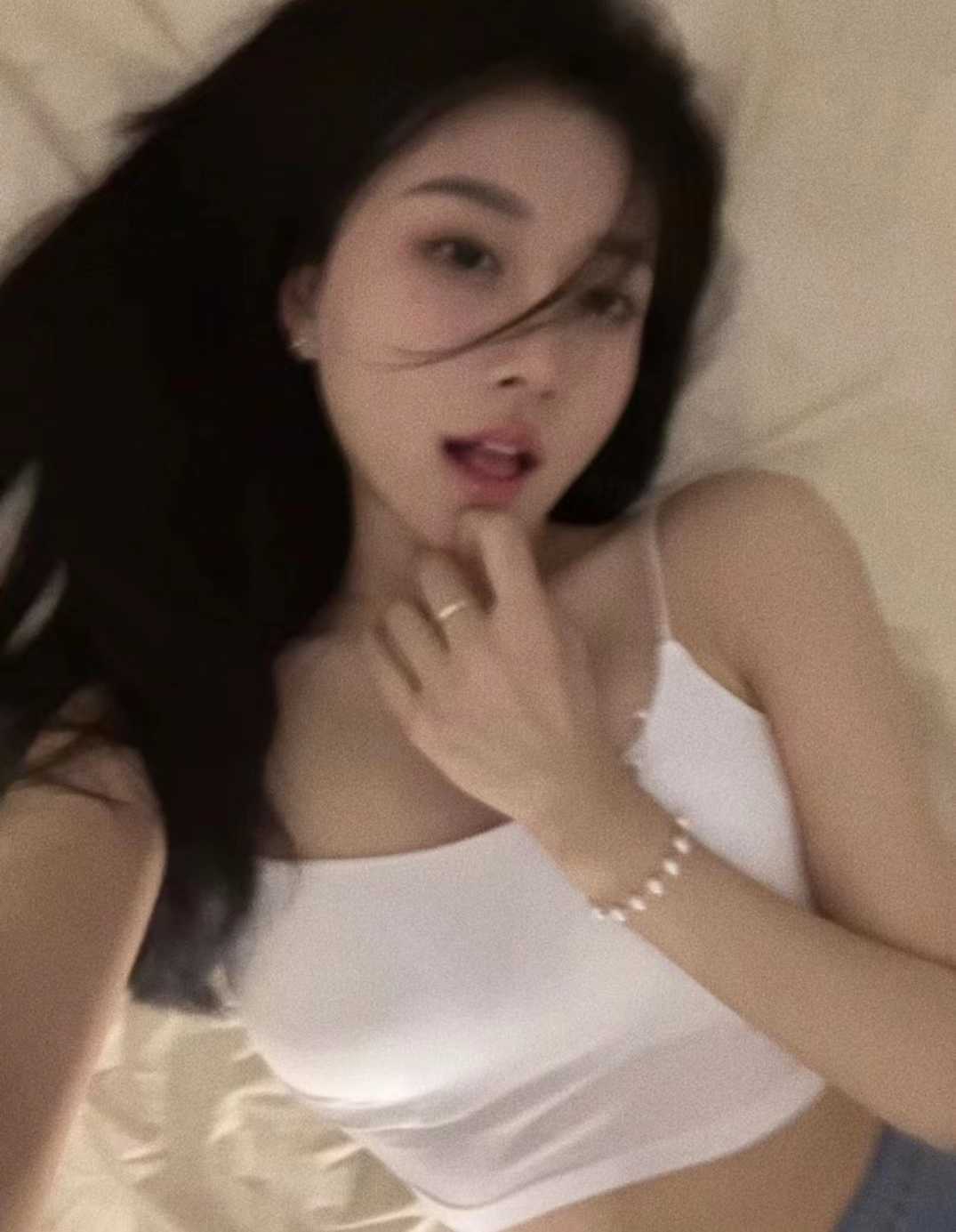 身材极品，胸摸起来很柔软