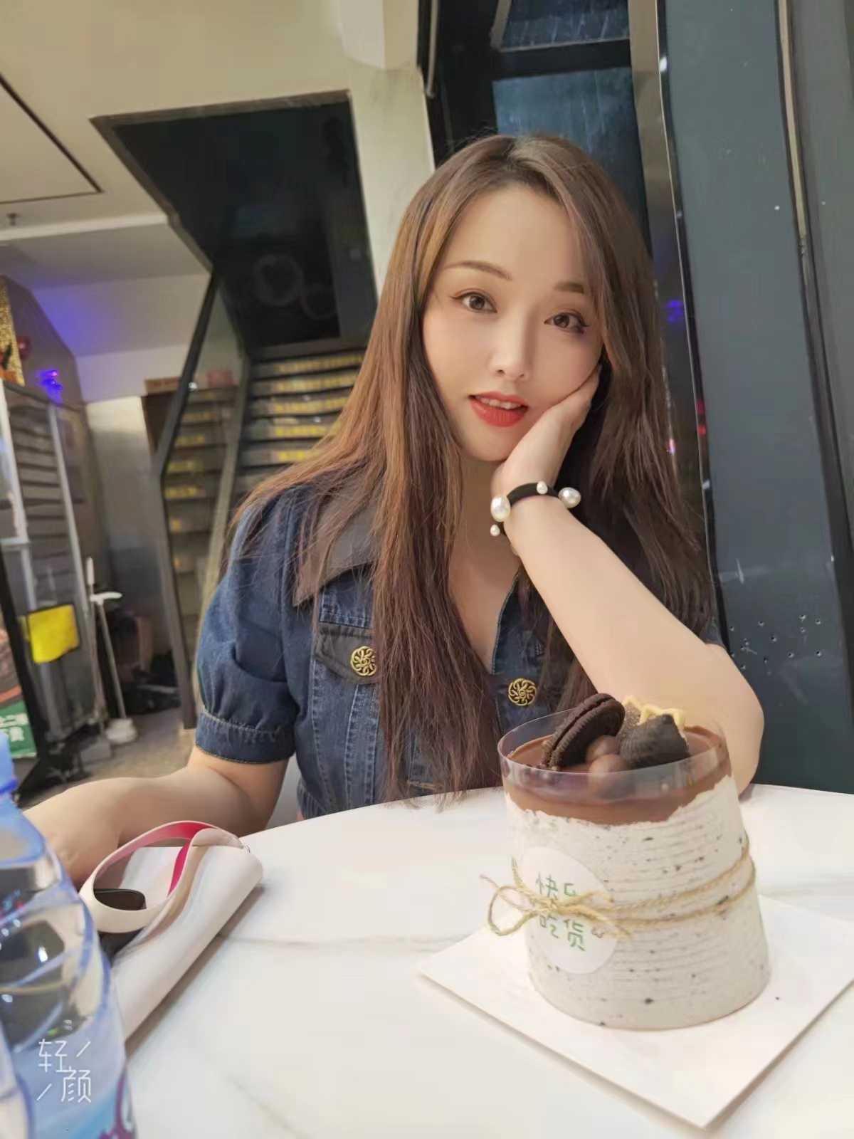 很有女友感觉的小美女