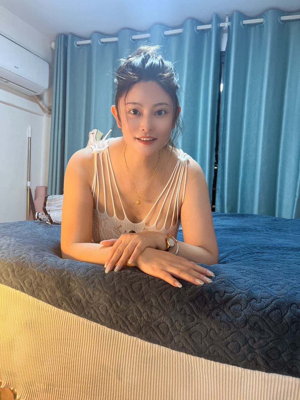 罗湖国贸超级大胸风sao干着过瘾美眉