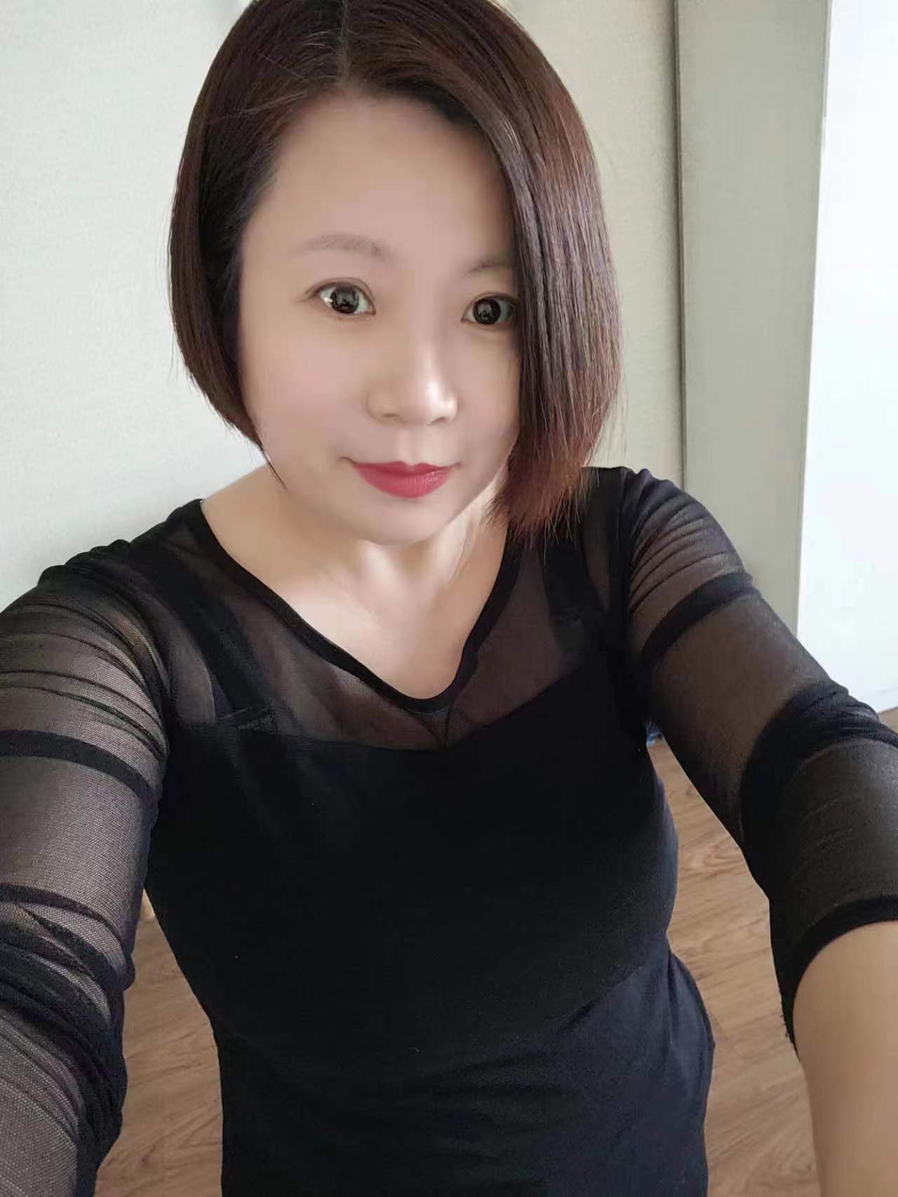 大奶非常饱满，屁股也浑圆