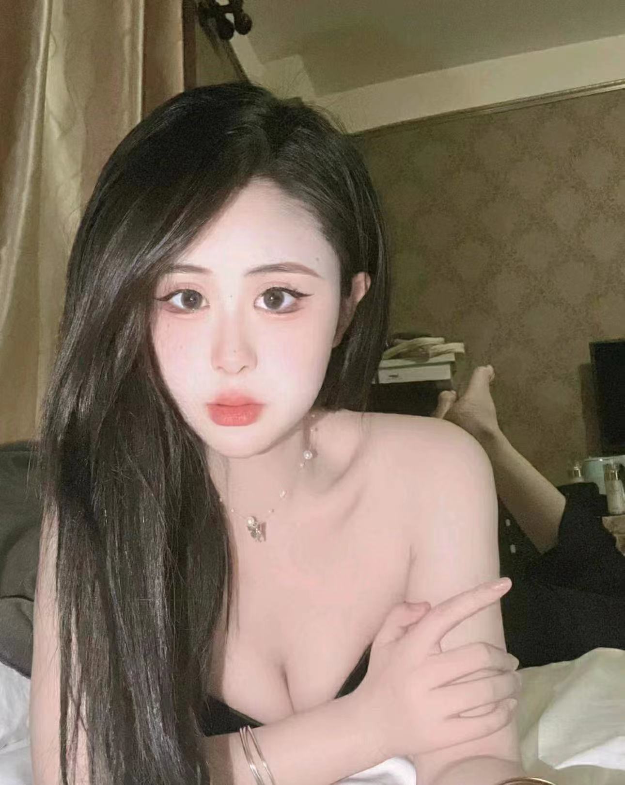 丝袜制服诱惑，可 she~吻