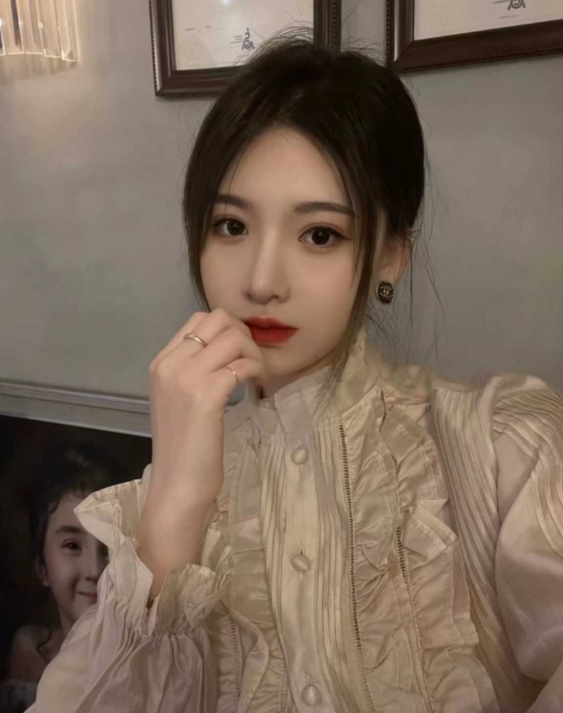 性格温柔热情，气质好