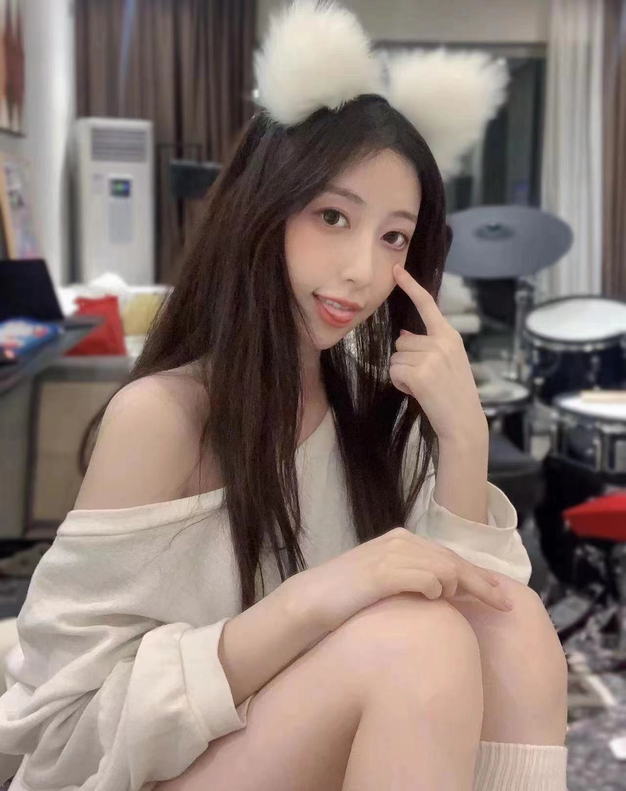 白嫩漂亮，高挑美女