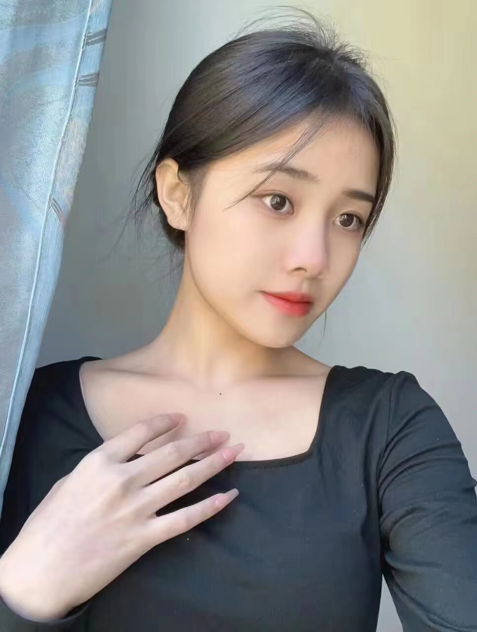 胸挺b紧，姿势都很配合