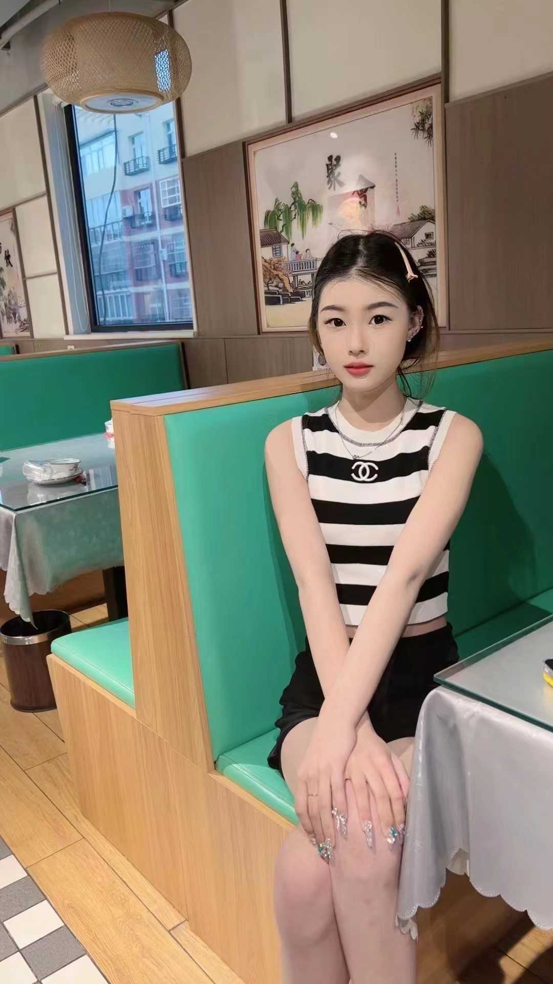 小姐姐超级配合 姿势很到位