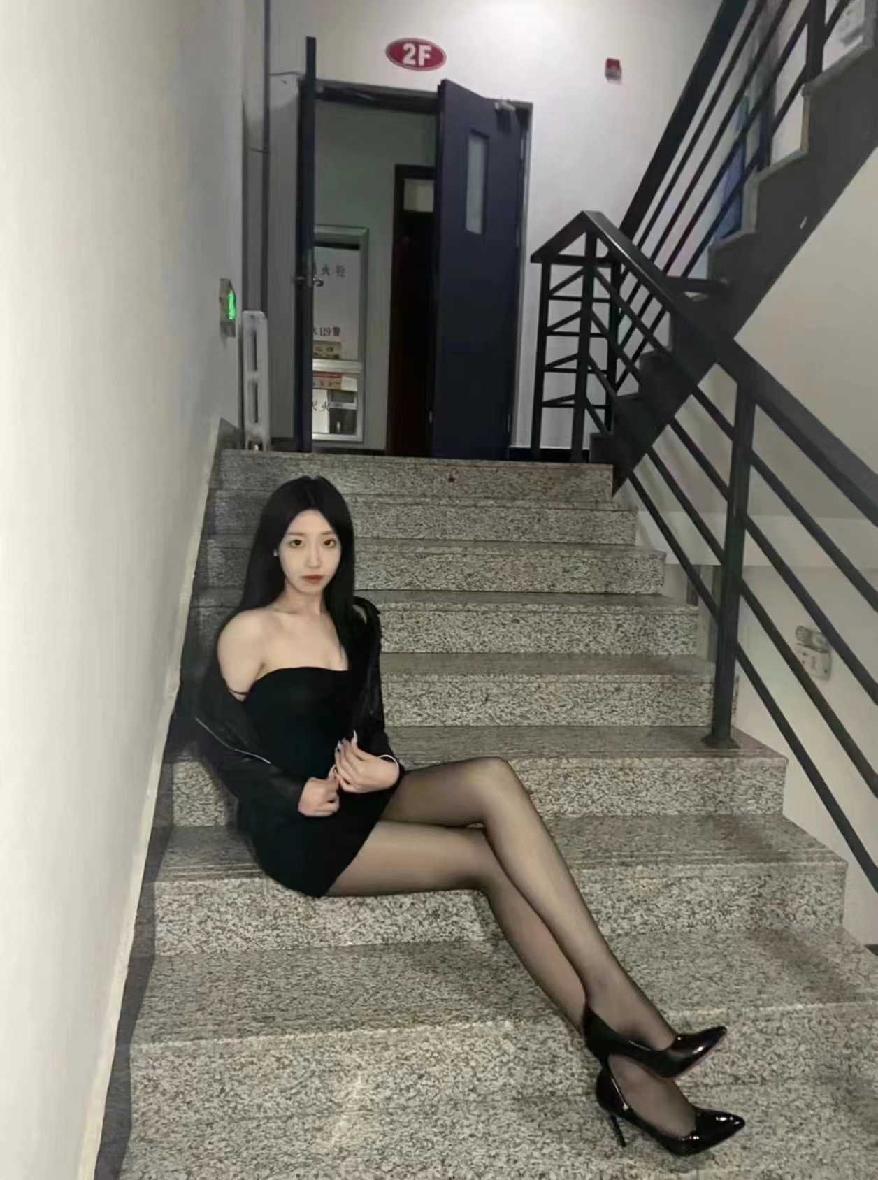 娇喘几声，感觉很到位