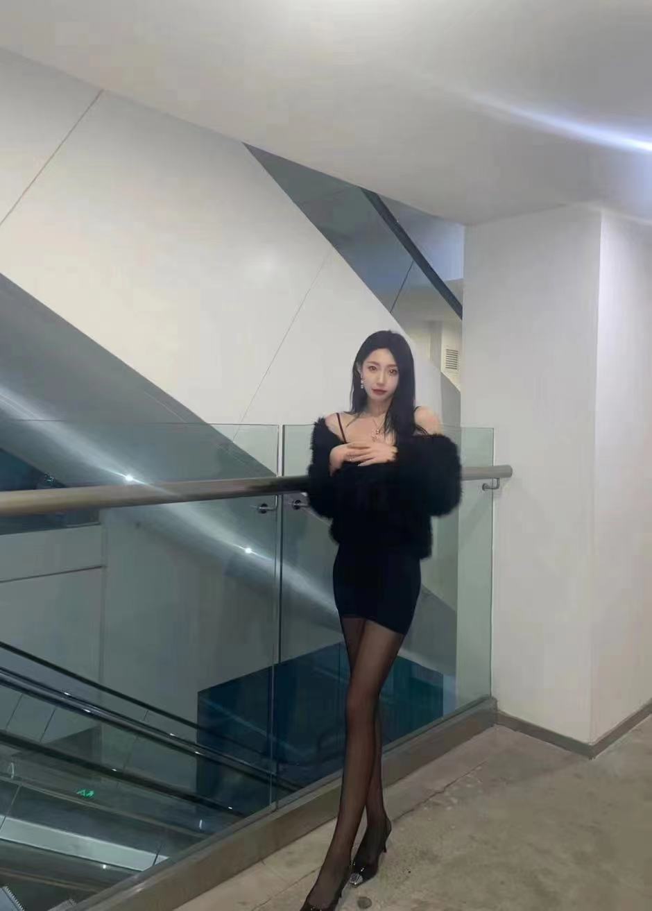 娇喘几声，感觉很到位