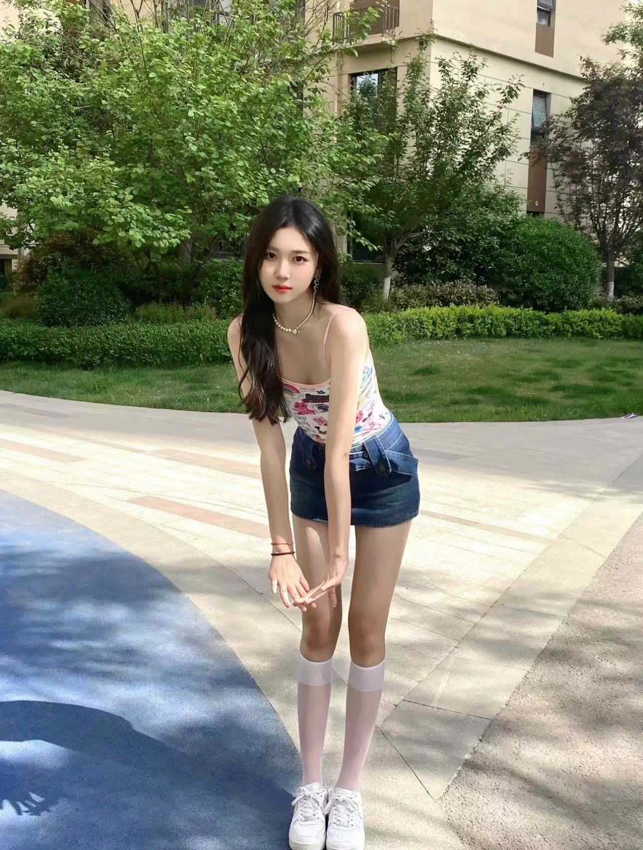 美女颜值好，身材高挑