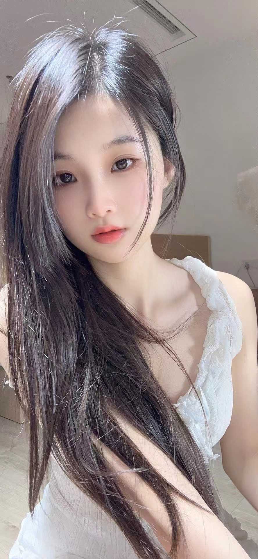 下面紧，胸大白白的