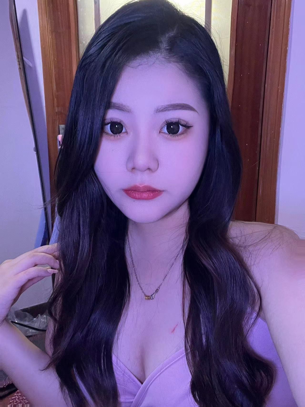 穿上黑丝超级性感的小姐姐