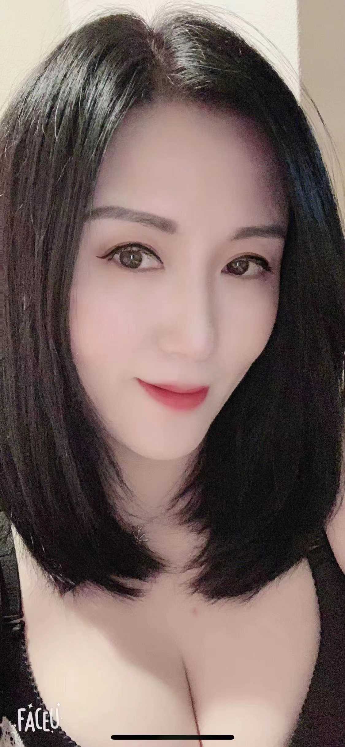 胸大服务好的小姐姐