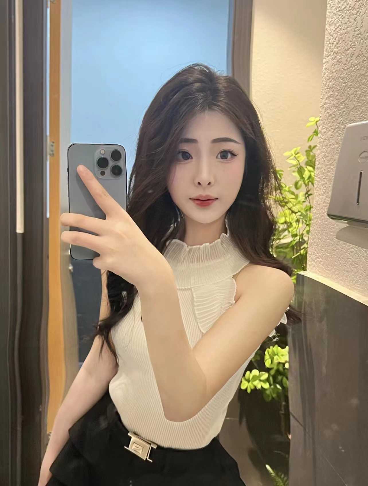 美女样子漂亮，粉嫩前凸后翘