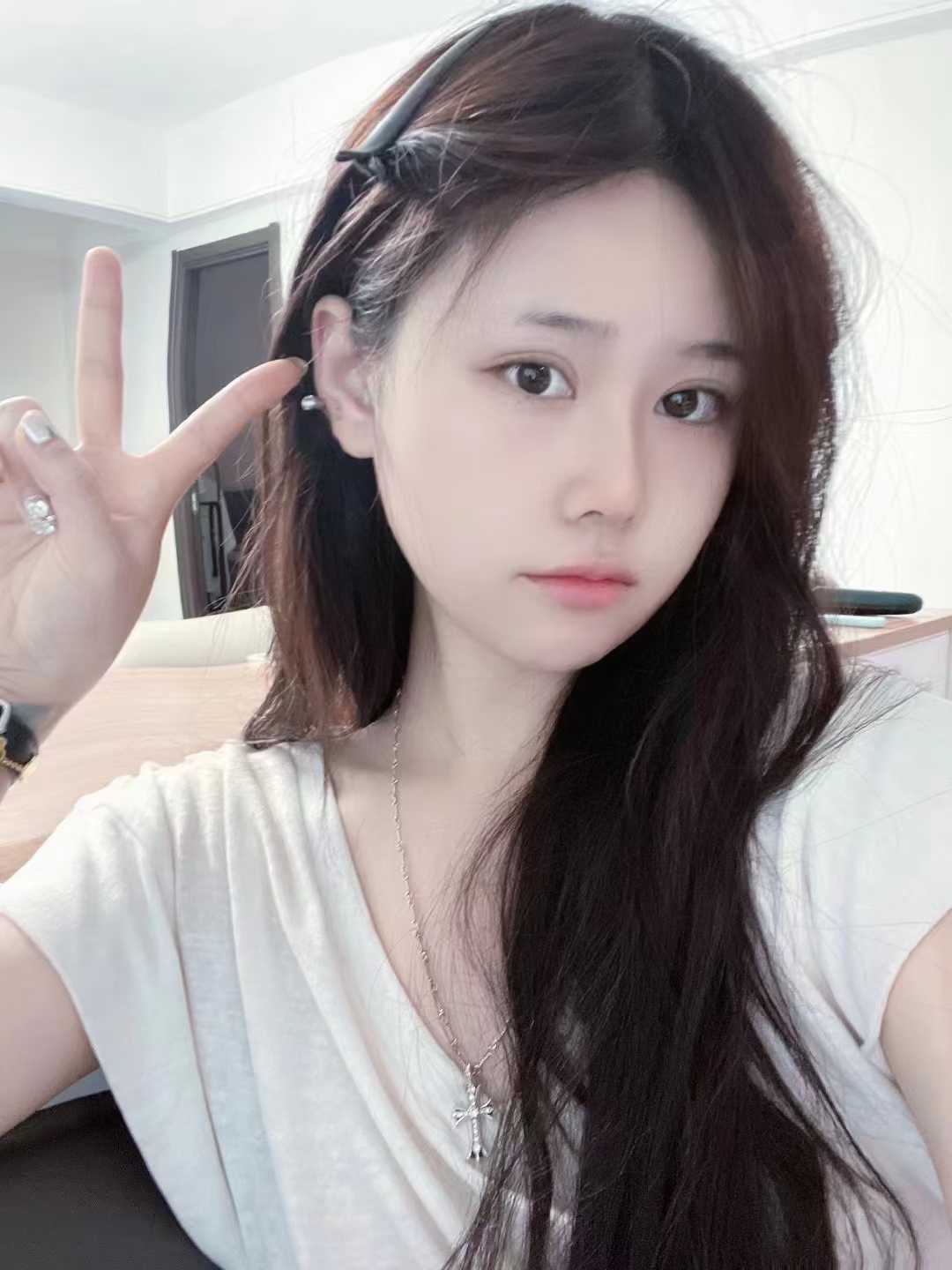 有点点婴儿肥的妹子