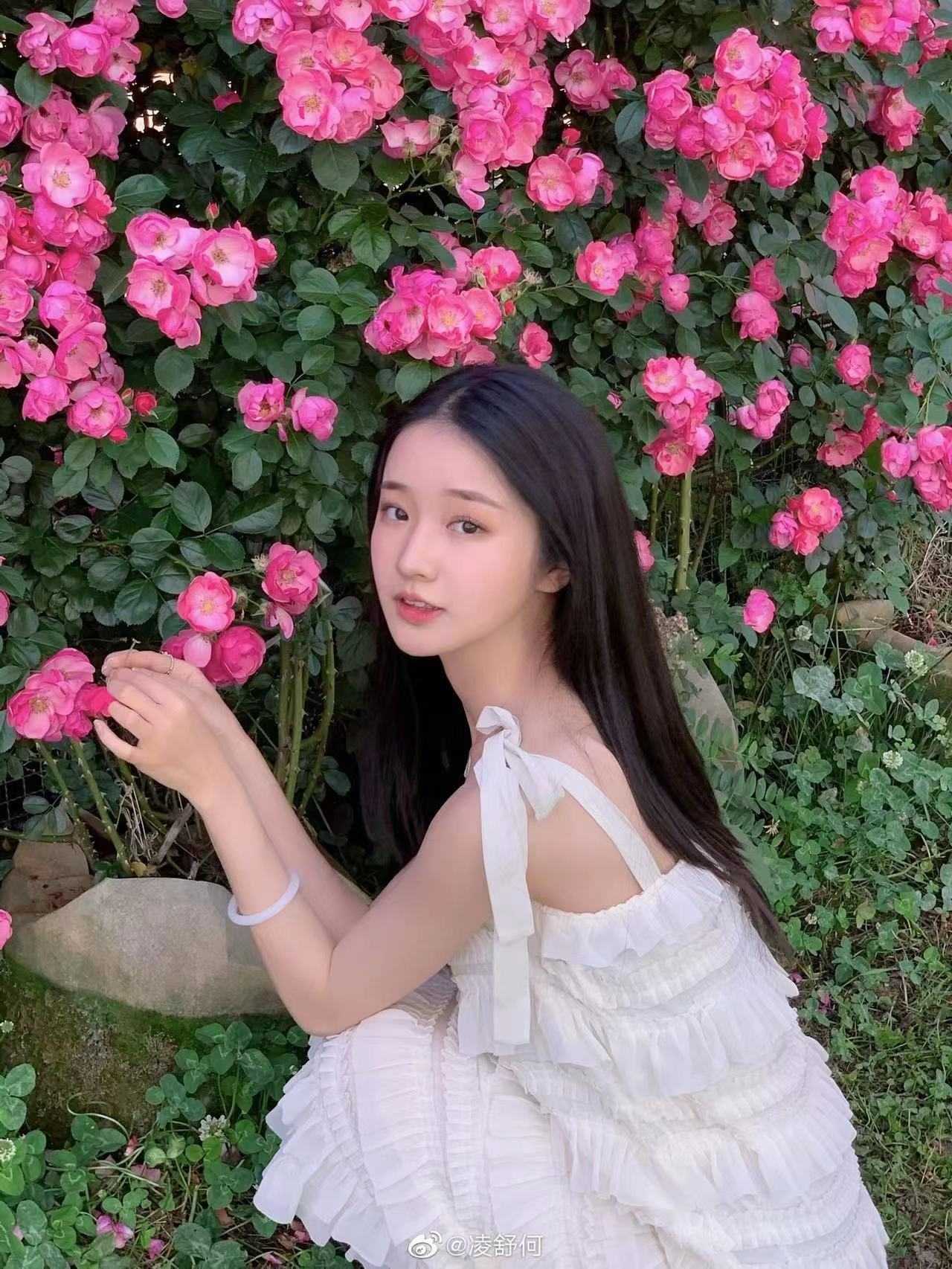 颜值很不错，各种姿势都会