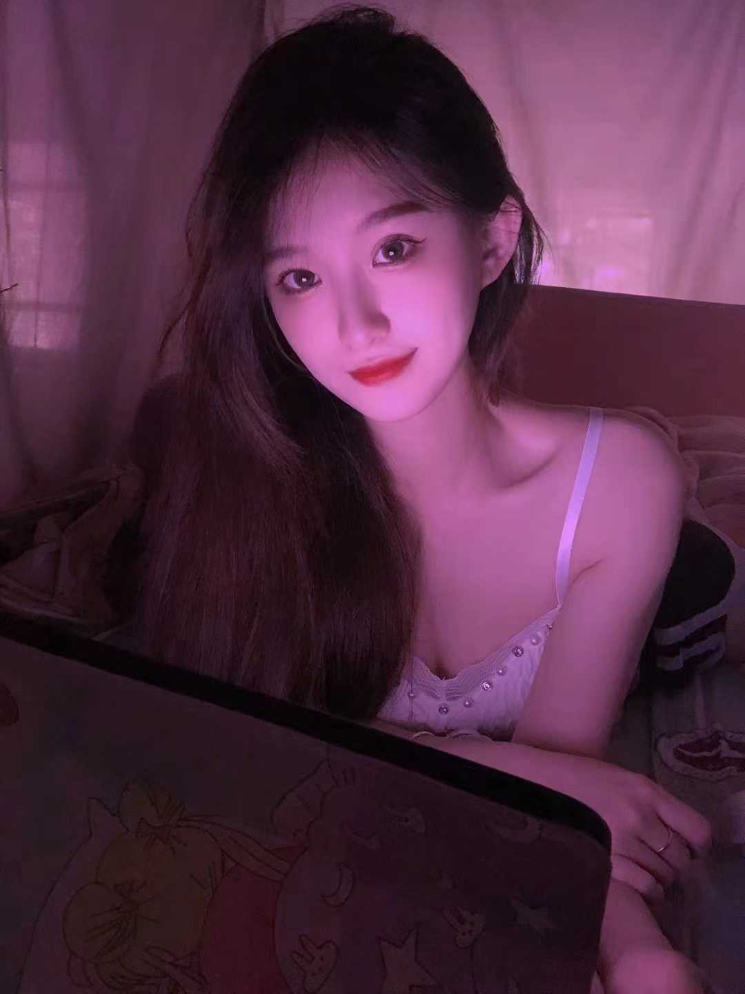 妹子身材好性感，胸部很挺