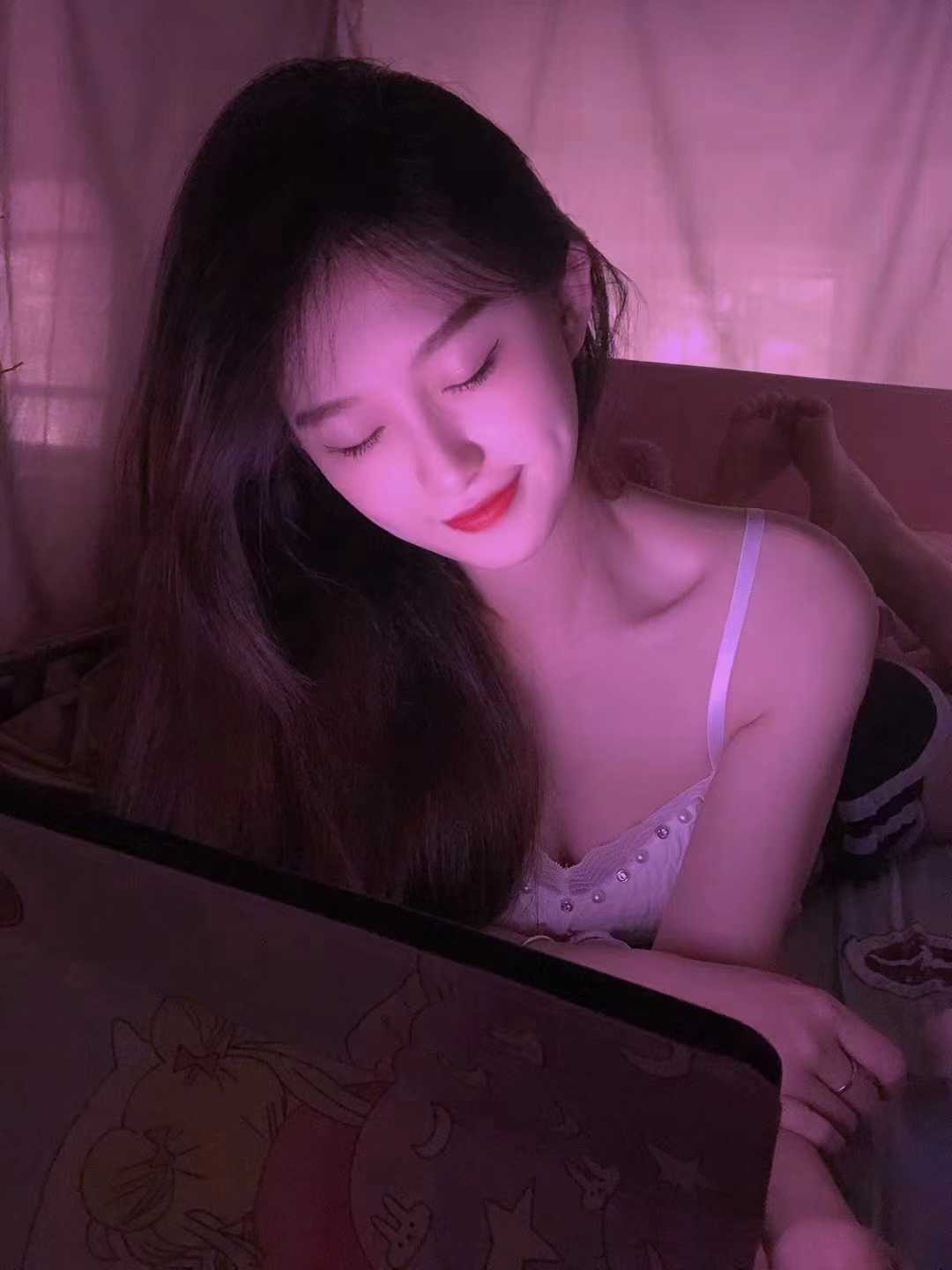 妹子身材好性感，胸部很挺