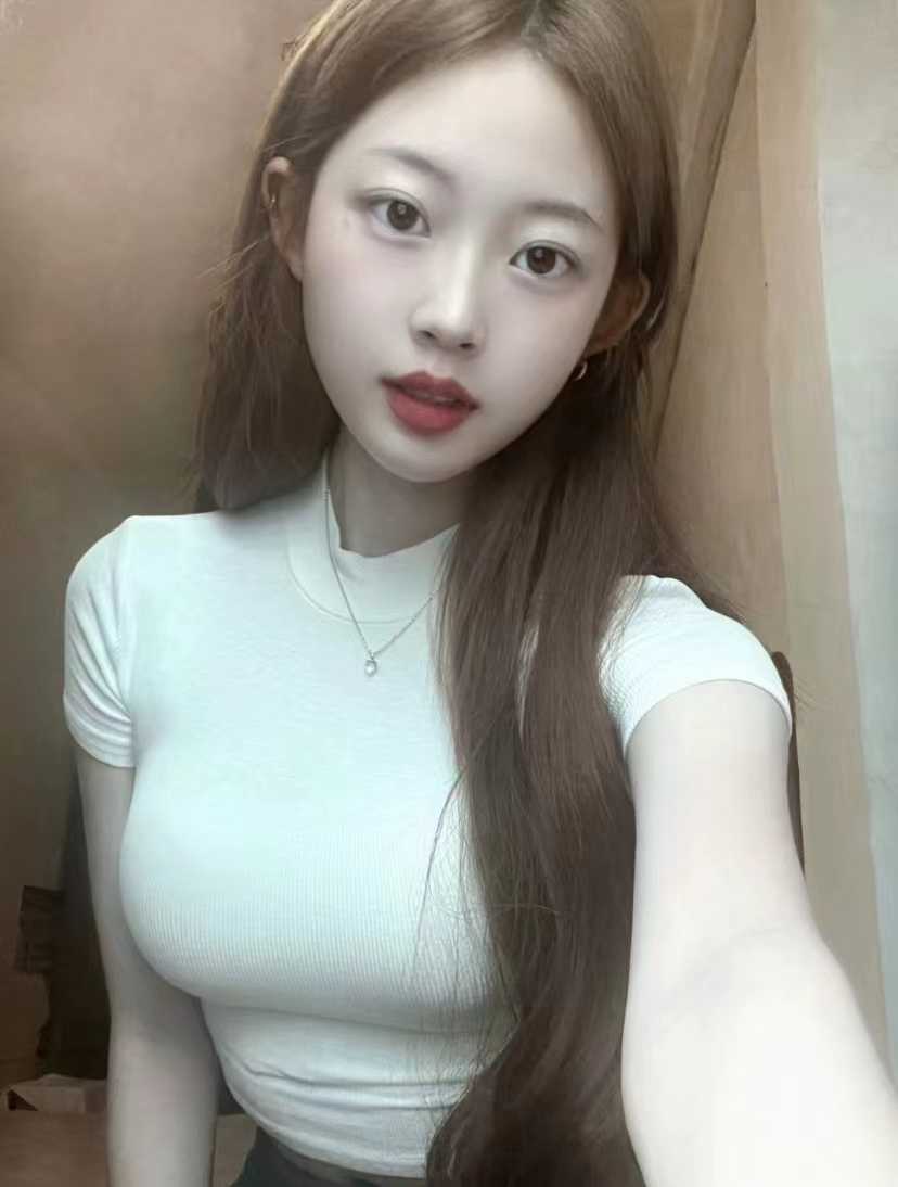 妹子自做自聊，身材不错