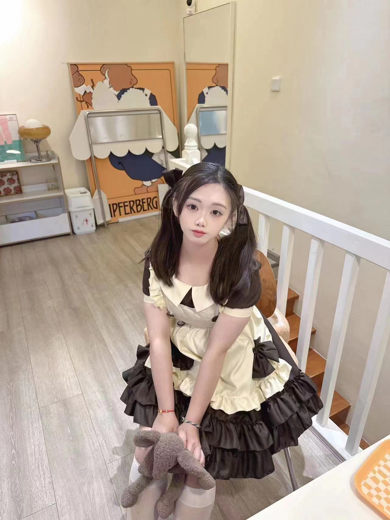 有各种制服可选，长相气质好