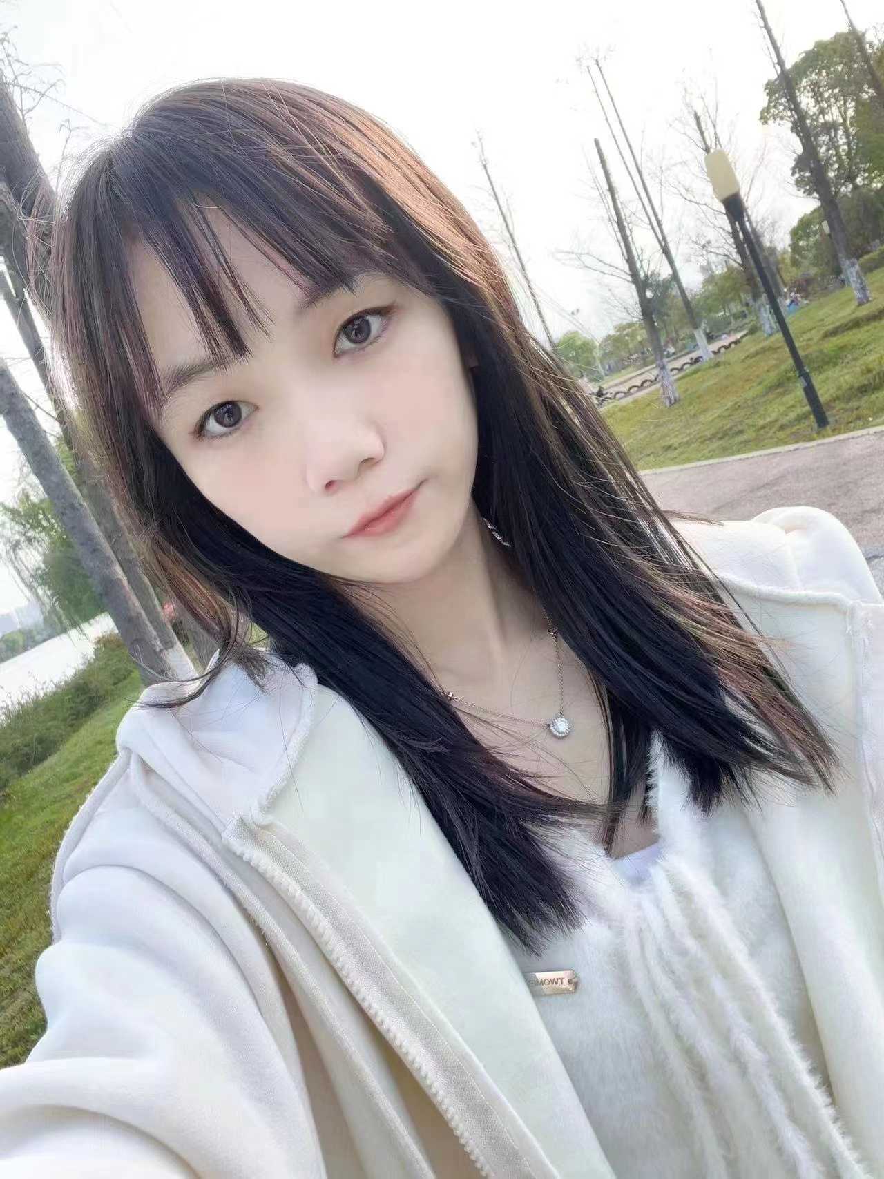 非常漂亮 身材纤细