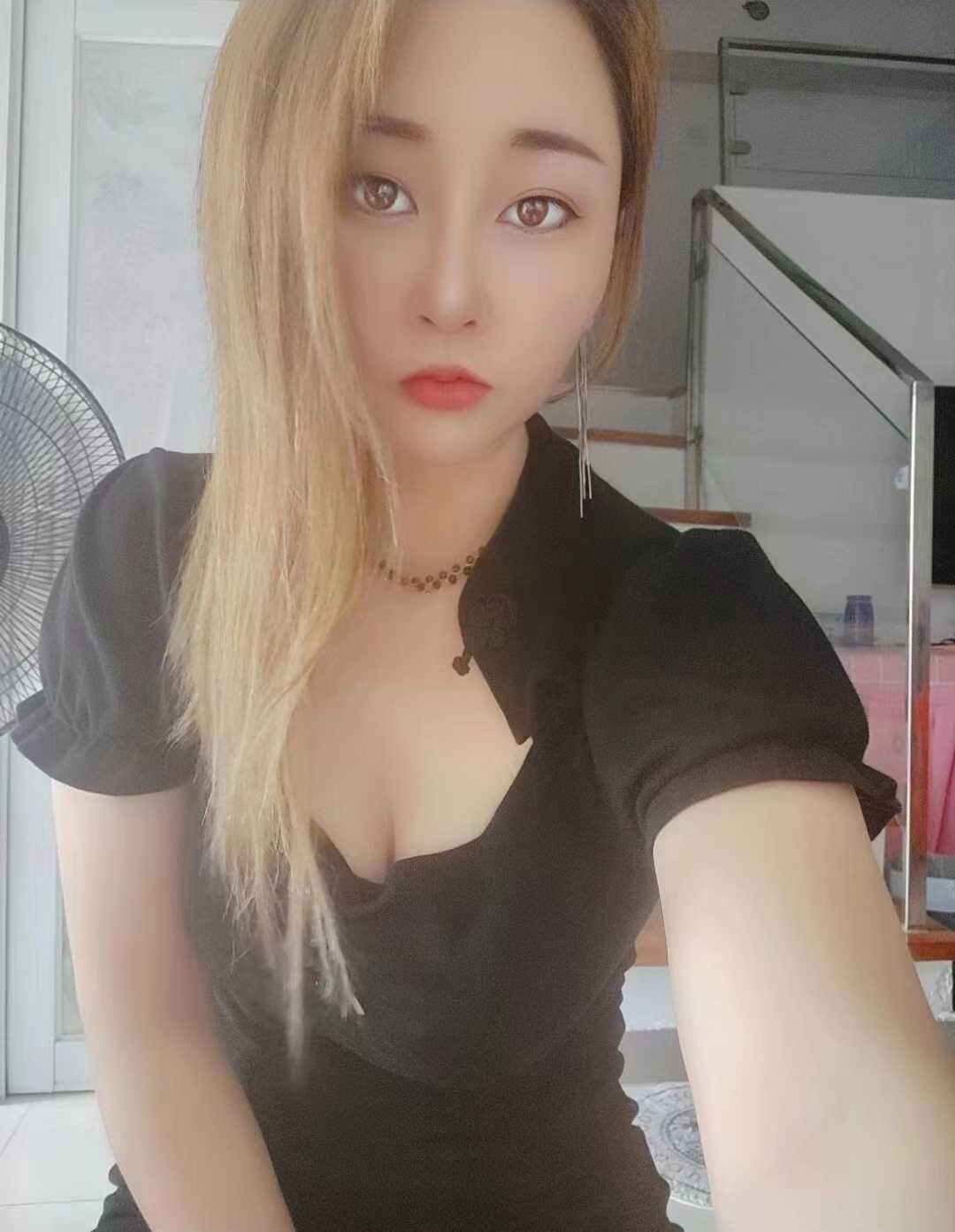 一边saosao的表情一边帮我乳交 感觉好爽