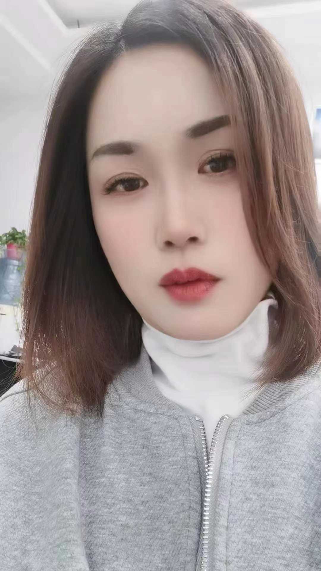 丰满漂亮少妇，摆各种姿势动作