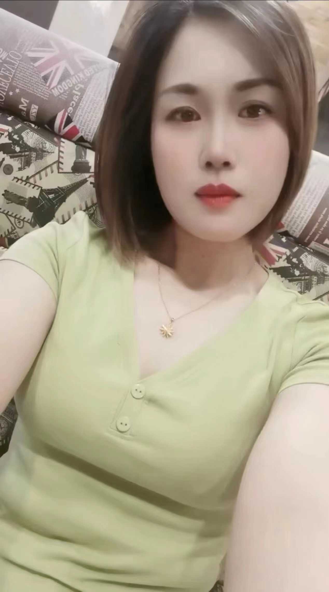 丰满漂亮少妇，摆各种姿势动作