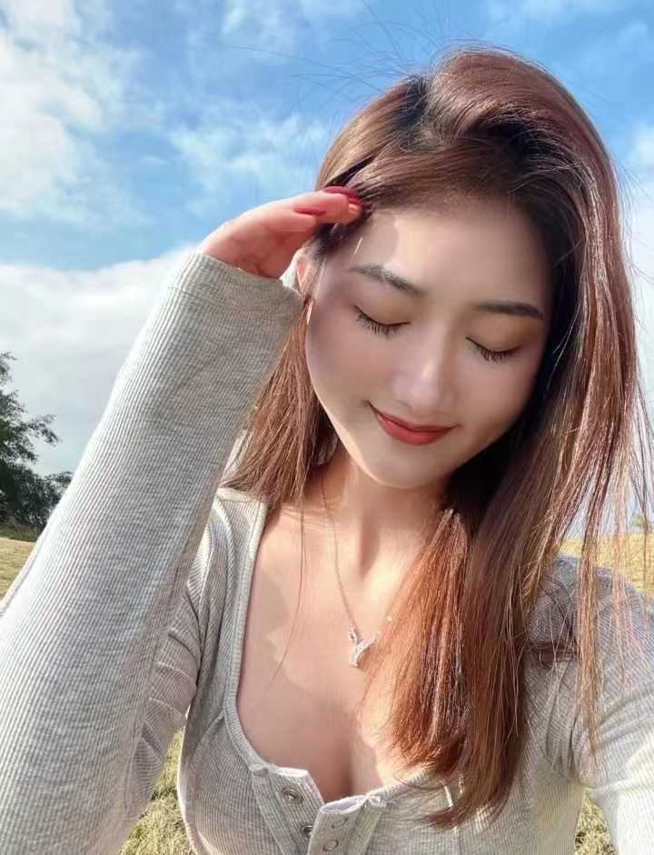 皮肤白皙光滑，胸大腰细