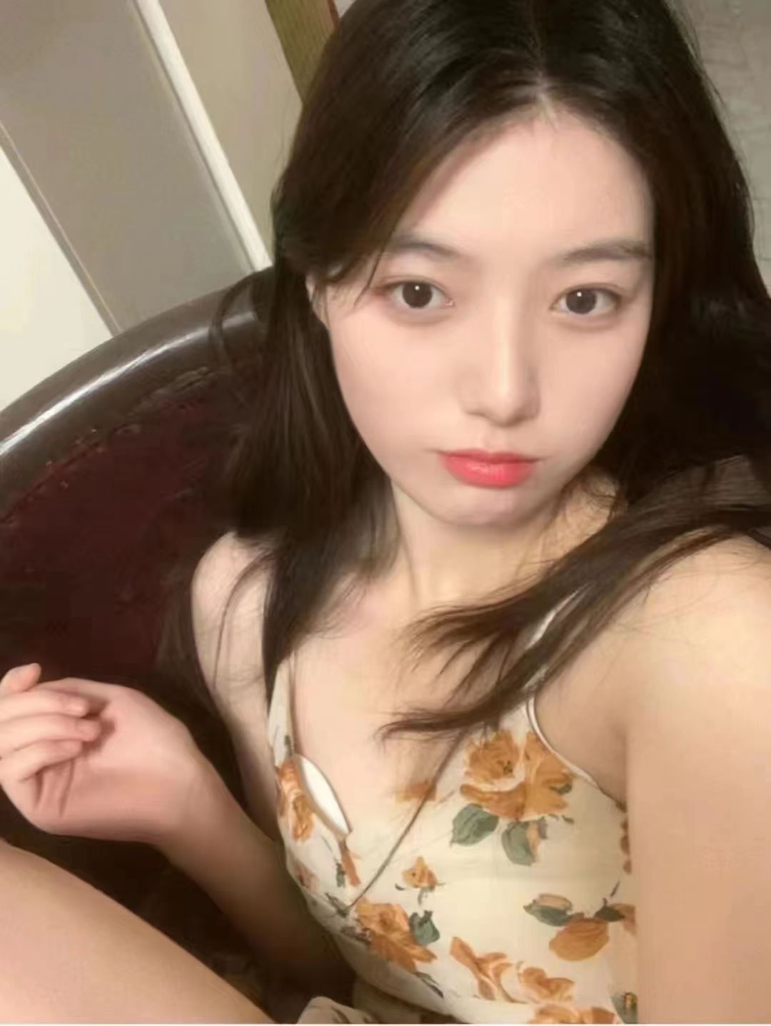 脸蛋漂亮紧致，玩的开