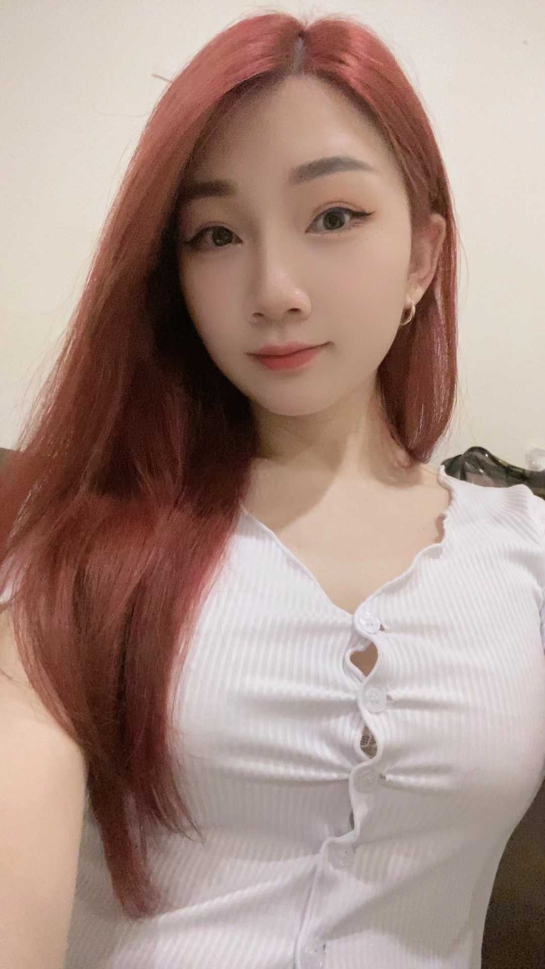 人很热情开放，胸大臀翘