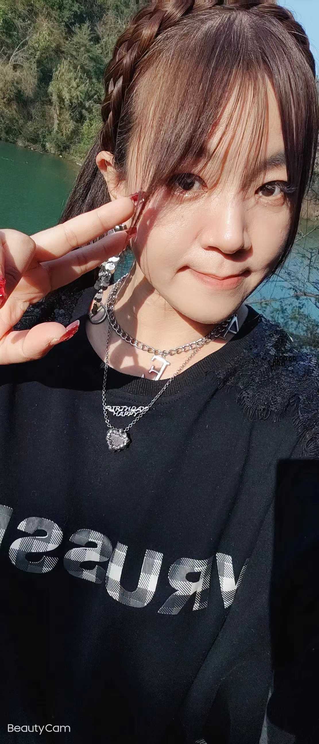 性感妩媚房车接送的妹妹